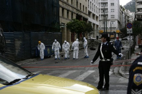 Δείτε πώς έγινε το κτίριο της Τράπεζας της Ελλάδος από την έκρηξη του παγιδευμένου αυτοκινήτου [εικόνες] | iefimerida.gr 9