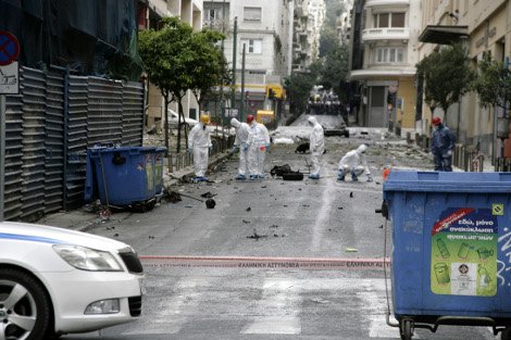 Δείτε πώς έγινε το κτίριο της Τράπεζας της Ελλάδος από την έκρηξη του παγιδευμένου αυτοκινήτου [εικόνες] | iefimerida.gr 10