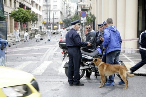 Δείτε πώς έγινε το κτίριο της Τράπεζας της Ελλάδος από την έκρηξη του παγιδευμένου αυτοκινήτου [εικόνες] | iefimerida.gr 11