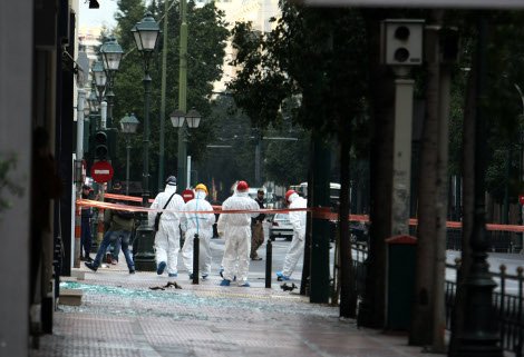 Δείτε πώς έγινε το κτίριο της Τράπεζας της Ελλάδος από την έκρηξη του παγιδευμένου αυτοκινήτου [εικόνες] | iefimerida.gr 15