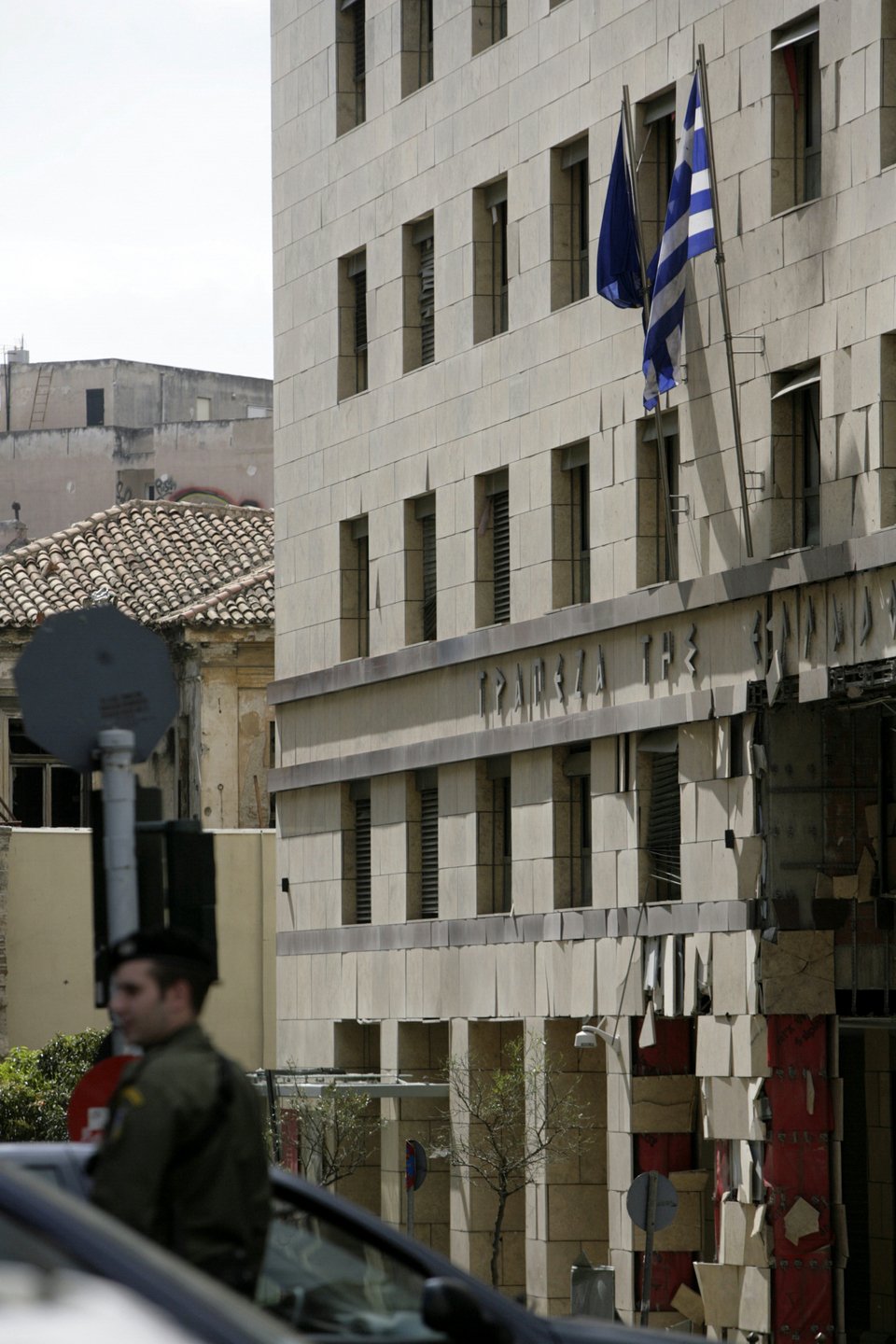 Δείτε πώς έγινε το κτίριο της Τράπεζας της Ελλάδος από την έκρηξη του παγιδευμένου αυτοκινήτου [εικόνες] | iefimerida.gr 1