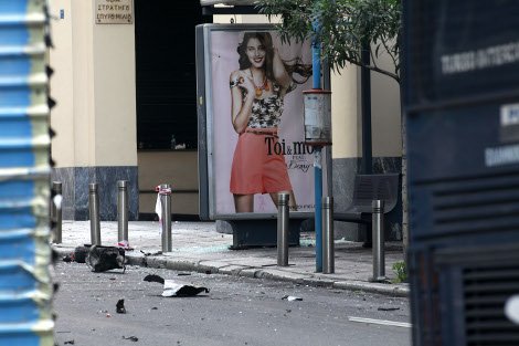 Δείτε πώς έγινε το κτίριο της Τράπεζας της Ελλάδος από την έκρηξη του παγιδευμένου αυτοκινήτου [εικόνες] | iefimerida.gr 2