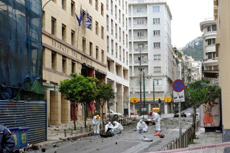 Δείτε πώς έγινε το κτίριο της Τράπεζας της Ελλάδος από την έκρηξη του παγιδευμένου αυτοκινήτου [εικόνες] | iefimerida.gr 4