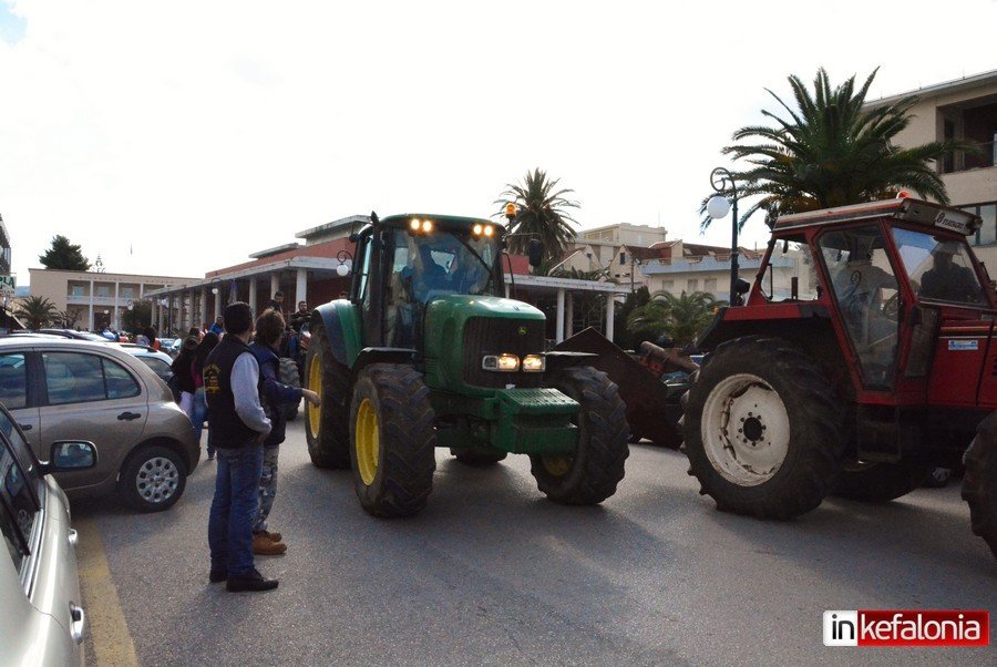 Κεφαλονιά: Πενήντα τρακτέρ έστησαν μπλόκο στο κέντρο του Αργοστολίου [εικόνες]  | iefimerida.gr 6