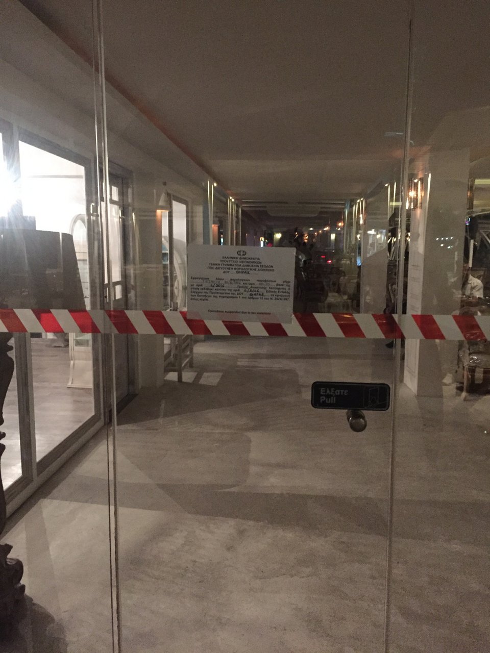 Με αυτό το σημείωμα στην είσοδο οι ελεγκτές έβαλαν λουκέτο σε beach bar-εστιατόριο στη Σαντορίνη [εικόνες]  | iefimerida.gr 1