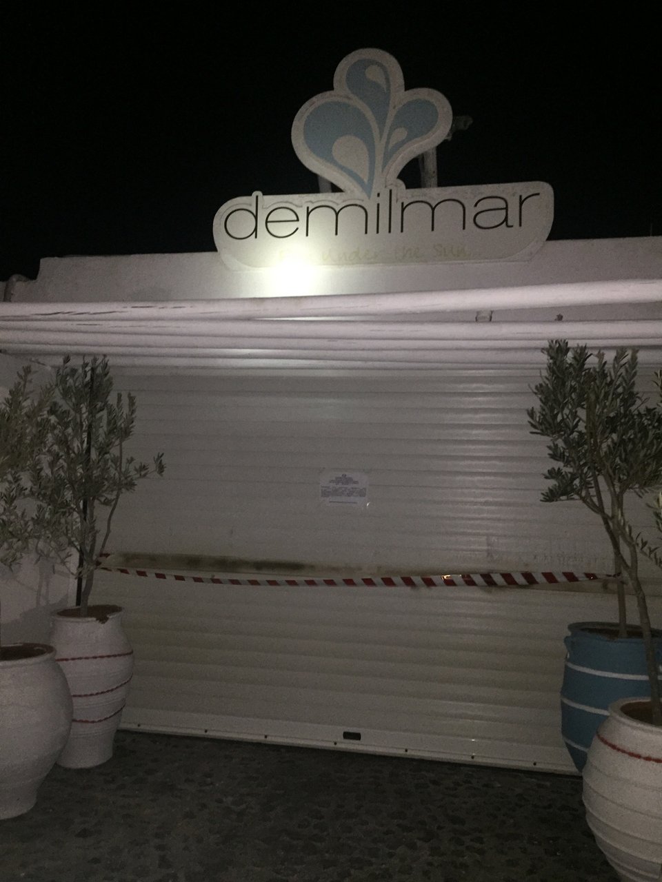 Με αυτό το σημείωμα στην είσοδο οι ελεγκτές έβαλαν λουκέτο σε beach bar-εστιατόριο στη Σαντορίνη [εικόνες]  | iefimerida.gr 0