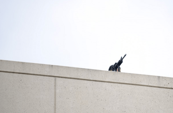 Συναγερμός σε βάση του Ναυτικού στην Ουάσιγκτον – 12 νεκροί, αρκετοί τραυματίες από πυρά αγνώστων [εικόνες] | iefimerida.gr 2