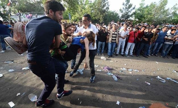 Διπλή έκρηξη σε συγκέντρωση κόμματος στην Τουρκία: 2 νεκροί και 100 τραυματίες [εικόνες] | iefimerida.gr 0
