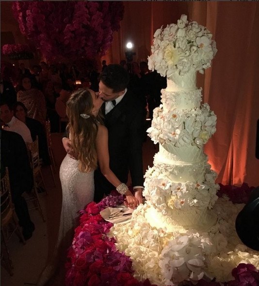 Σοφία Βεργκάρα: Η πενταώροφη γαμήλια τούρτα που έκλεψε την παράσταση [εικόνες]  | iefimerida.gr 0