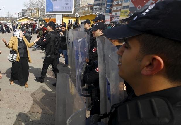 Ταραχές στην Τουρκία -Με σφαίρες από καουτσούκ διέλυσε τη συγκέντρωση γυναικών η αστυνομία [εικόνες] | iefimerida.gr 0