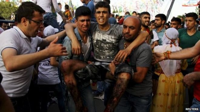 Διπλή έκρηξη σε συγκέντρωση κόμματος στην Τουρκία: 2 νεκροί και 100 τραυματίες [εικόνες] | iefimerida.gr 1