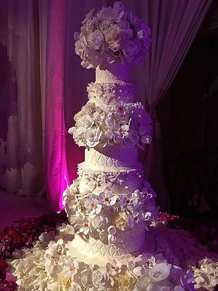 Σοφία Βεργκάρα: Η πενταώροφη γαμήλια τούρτα που έκλεψε την παράσταση [εικόνες]  | iefimerida.gr 2