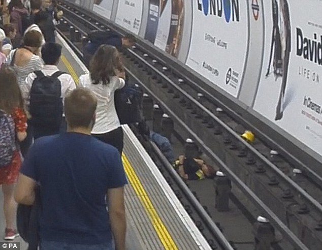 Αυτοθυσία στο Λονδίνο: Βούτηξε στις γραμμές του μετρό να σώσει επιβάτη που έπεσε [εικόνες] | iefimerida.gr 3