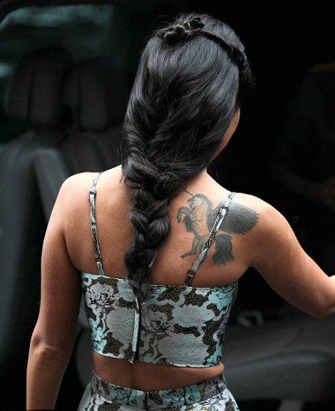 Πώς μπορεί ένα crop top να καταστρέψει μια εμφάνιση -Το παράδειγμα Ελληνίδας τραγουδίστριας [εικόνες] | iefimerida.gr 2