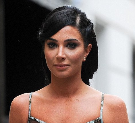 Πώς μπορεί ένα crop top να καταστρέψει μια εμφάνιση -Το παράδειγμα Ελληνίδας τραγουδίστριας [εικόνες] | iefimerida.gr 3