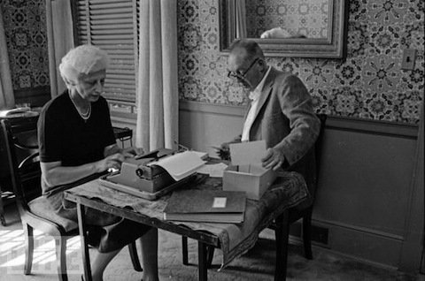 Εκπληκτικές φωτογραφίες κορυφαίων συγγραφέων μέσα στα σπίτια τους [εικόνες] | iefimerida.gr 7