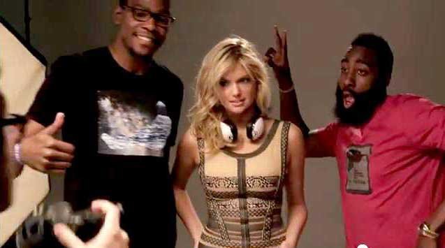 Σε καυτό βίντεο η Κέιτ Άπτον-Μαζί της δυο σταρ του NBA [εικόνες+βίντεο] | iefimerida.gr 0