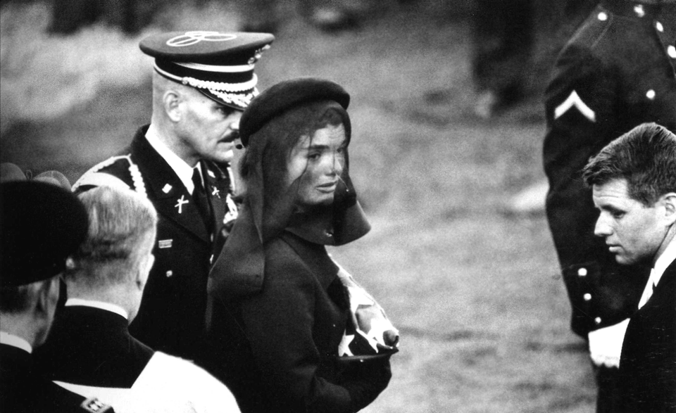 O χειμώνας της απόγνωσης για την Τζάκι Κένεντι Ωνάση: Τα 3,5 δευτερόλεπτα που έφερνε ξανά και ξανά στο μυαλό της, η βότκα, οι σκέψεις αυτοκτονίας [εικόνες] | iefimerida.gr 0