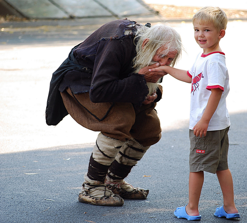 Σύγχρονος Αγιος: Ηλικιωμένος ζητιάνος από τη Βουλγαρία, αφιέρωσε τη ζωή του στα ορφανά [εικόνες] | iefimerida.gr 1