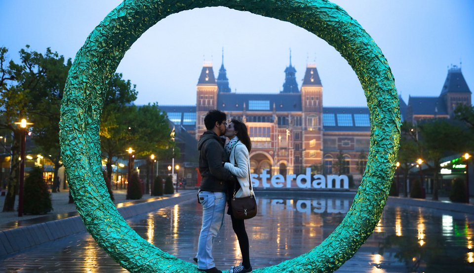 Εκατό φιλιά από όλο τον κόσμο -Ενα μοναδικό ταξίδι με «οδηγό» τις ιστορίες αγάπης [εικόνες] | iefimerida.gr 3