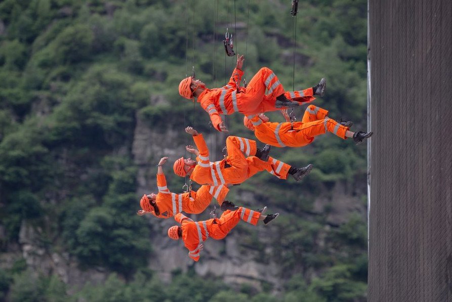 Φιέστα αλά έναρξη Ολυμπιακών για τα εγκαίνια του έργου του αιώνα -Του τούνελ που διαπερνά τις Αλπεις [εικόνες & βίντεο] | iefimerida.gr 5