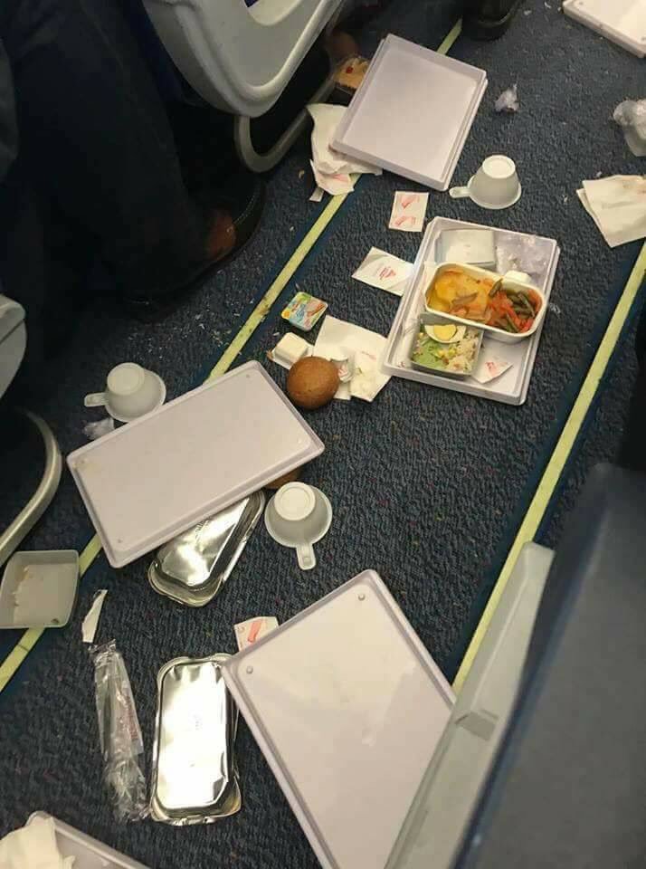 Νηστικοί έμειναν επιβάτες της Tunisair – Αναταράξεις έριξαν το φαγητό τους στο πάτωμα [εικόνες]  | iefimerida.gr 2