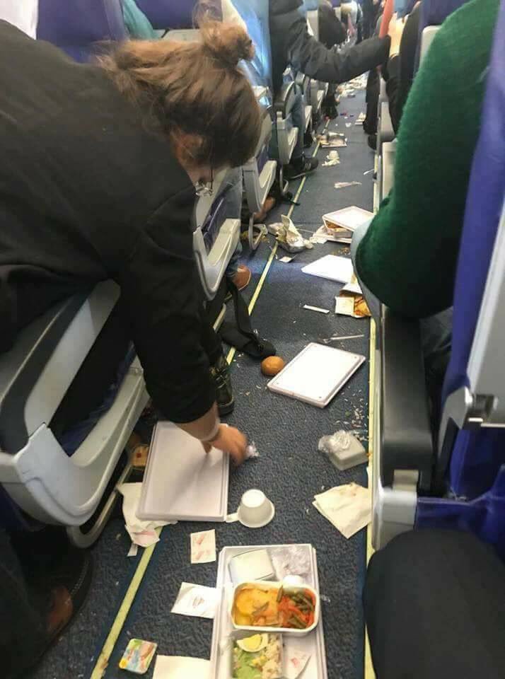 Νηστικοί έμειναν επιβάτες της Tunisair – Αναταράξεις έριξαν το φαγητό τους στο πάτωμα [εικόνες]  | iefimerida.gr 1