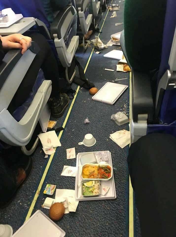 Νηστικοί έμειναν επιβάτες της Tunisair – Αναταράξεις έριξαν το φαγητό τους στο πάτωμα [εικόνες]  | iefimerida.gr 0