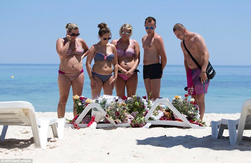 Ο πνιγμός του μικρού Αϊλάν και το φουστάνι της Ριάνα -Οι δυο όψεις του κόσμου το 2015 [εικόνες] | iefimerida.gr 30