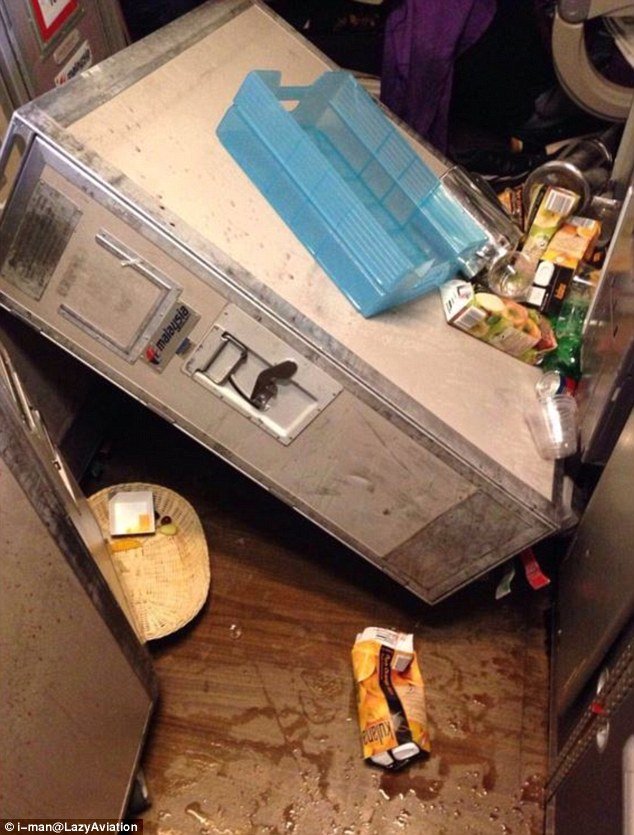 Τρόμος στον αέρα για 378 επιβάτες της Malaysia μετά από σφοδρές αναταράξεις [εικόνες] | iefimerida.gr 0