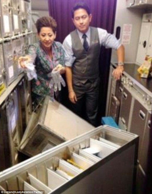 Τρόμος στον αέρα για 378 επιβάτες της Malaysia μετά από σφοδρές αναταράξεις [εικόνες] | iefimerida.gr 2