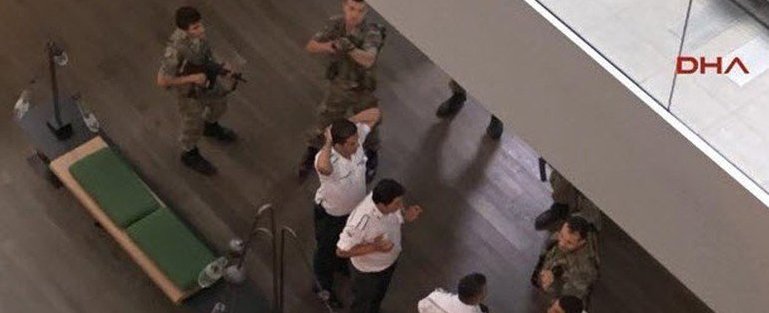 Κωνσταντινούπολη: Πολίτες και δημοσιογράφοι έδιωξαν τους στρατιώτες που εισέβαλαν στο CNN Turk [εικόνα & βίντεο] | iefimerida.gr 0