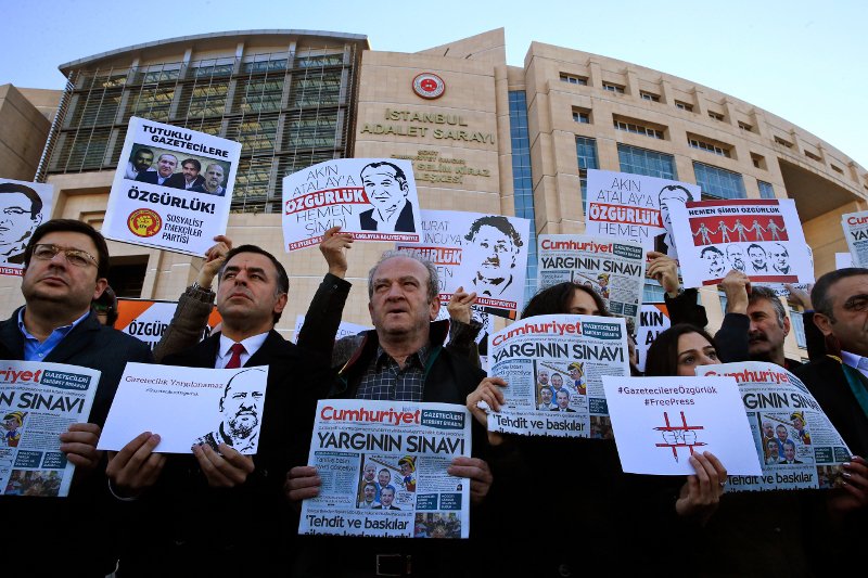 Τουρκία: Απελευθερώθηκαν δύο δημοσιογράφοι της αντιπολιτευόμενης εφημερίδας Cumhuriyet | iefimerida.gr 0
