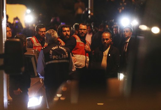 Αστυνομικοί πέρασαν την πύλη του προξενείου το απόγευμα της Δευτέρας