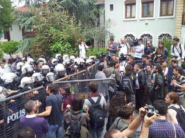 Στο χάος βυθίζεται η Τουρκία με 238 νεκρούς -Ξέσπασαν επεισόδια, o Eρντογάν στον τόπο της καταστροφης [εικόνες] | iefimerida.gr 0