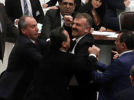 Ατέλειωτο ξύλο στην τουρκική Βουλή με μπουνιές που θα ζήλευε μποξέρ -Στο νοσοκομείο βουλευτής της αντιπολίτευσης [εικόνες] | iefimerida.gr 0