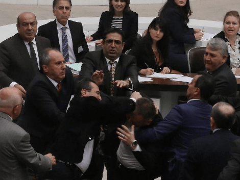 Ατέλειωτο ξύλο στην τουρκική Βουλή με μπουνιές που θα ζήλευε μποξέρ -Στο νοσοκομείο βουλευτής της αντιπολίτευσης [εικόνες] | iefimerida.gr 1