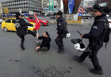 Eικόνα σοκ από τις διαδηλώσεις στην Τουρκία κάνει το γύρο του κόσμου -Ακρότητες από την τουρκική αστυνομία [εικόνες] | iefimerida.gr 1