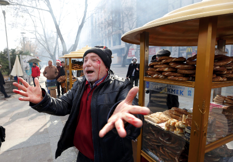 Eικόνα σοκ από τις διαδηλώσεις στην Τουρκία κάνει το γύρο του κόσμου -Ακρότητες από την τουρκική αστυνομία [εικόνες] | iefimerida.gr 2