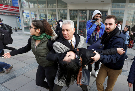 Eικόνα σοκ από τις διαδηλώσεις στην Τουρκία κάνει το γύρο του κόσμου -Ακρότητες από την τουρκική αστυνομία [εικόνες] | iefimerida.gr 3