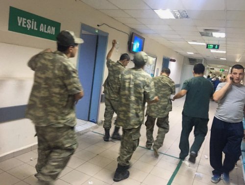 Tουρκία: 700 στρατιώτες έπαθαν τροφική δηλητηρίαση -Συνελήφθη ο επικεφαλής του κέτερινγκ [εικόνες]  | iefimerida.gr 1