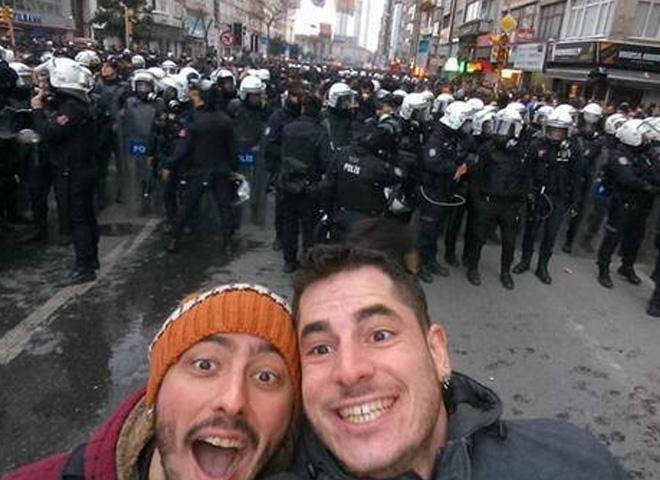 Η χιουμοριστική selfie Τούρκων διαδηλωτών μπροστά από πάνοπλους αστυνομικούς, που έχει γίνει viral [εικόνα] | iefimerida.gr 0