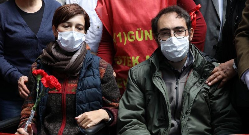 Τουρκία: Σταμάτησαν την απεργία πείνας οι 2 εκπαιδευτικοί που έχασαν τις δουλειές τους | iefimerida.gr 0