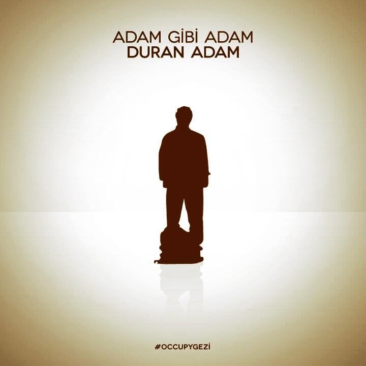 O διαδηλωτής-άγαλμα: Συγκλονίζει ο standing man που απλώς στέκεται ακίνητος στην Πλατεία Ταξίμ -Εικόνες που κάνουν τον γύρο του κόσμου | iefimerida.gr 0