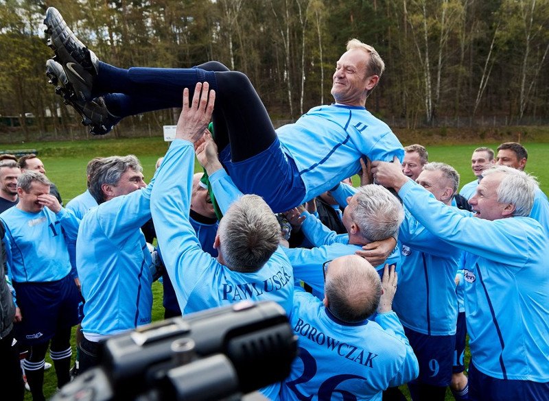 Ο Τουσκ γιόρτασε τα 60ά του γενέθλια παίζοντας ποδόσφαιρο [εικόνες] | iefimerida.gr 0