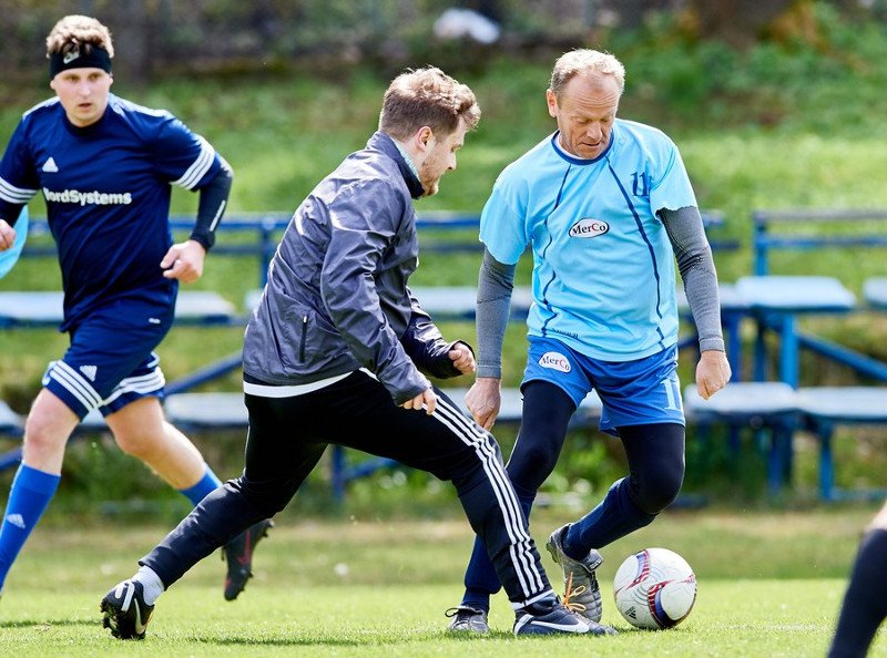 Ο Τουσκ γιόρτασε τα 60ά του γενέθλια παίζοντας ποδόσφαιρο [εικόνες] | iefimerida.gr 1