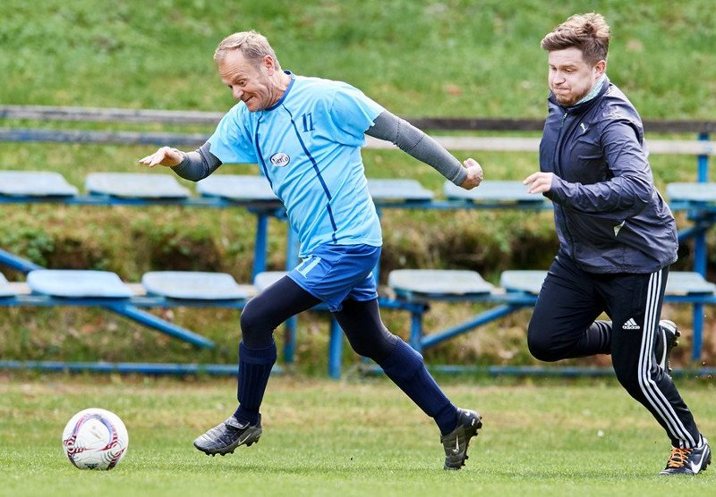 Ο Τουσκ γιόρτασε τα 60ά του γενέθλια παίζοντας ποδόσφαιρο [εικόνες] | iefimerida.gr 2