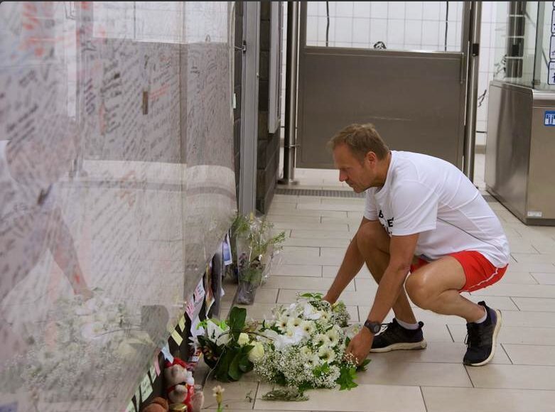 Ο Τουσκ με σορτσάκι & αθλητικά παπούτσια -Ετρεξε στη μνήμη των θυμάτων στις Βρυξέλλες [εικόνες] | iefimerida.gr 0