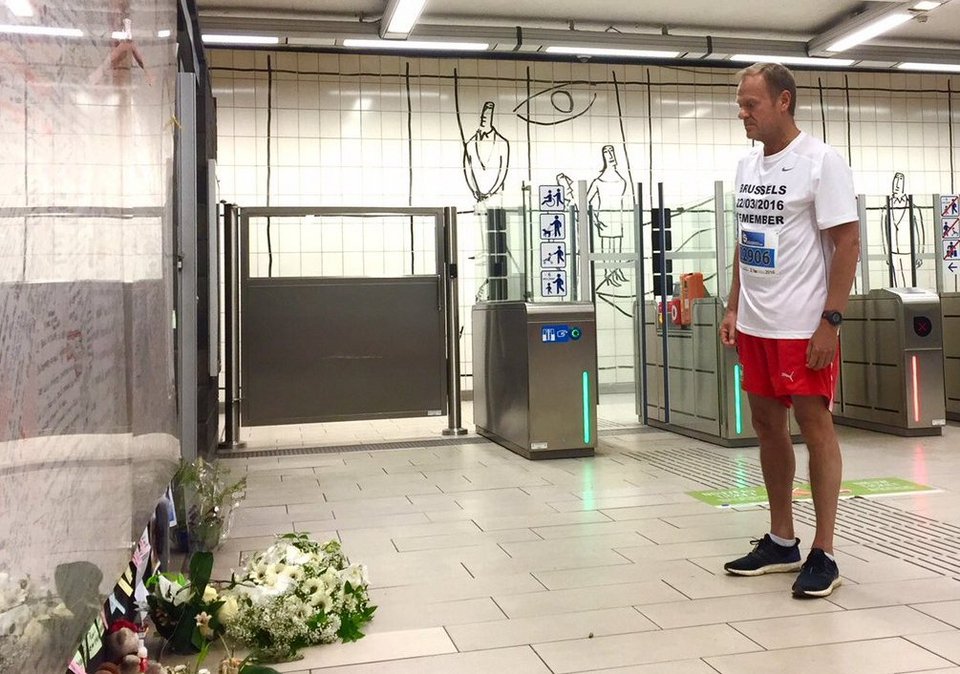Ο Τουσκ με σορτσάκι & αθλητικά παπούτσια -Ετρεξε στη μνήμη των θυμάτων στις Βρυξέλλες [εικόνες] | iefimerida.gr 1