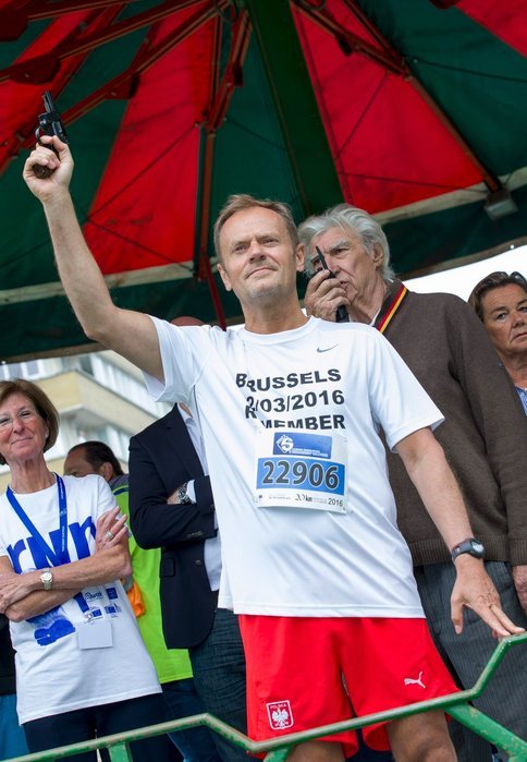 Ο Τουσκ με σορτσάκι & αθλητικά παπούτσια -Ετρεξε στη μνήμη των θυμάτων στις Βρυξέλλες [εικόνες] | iefimerida.gr 2